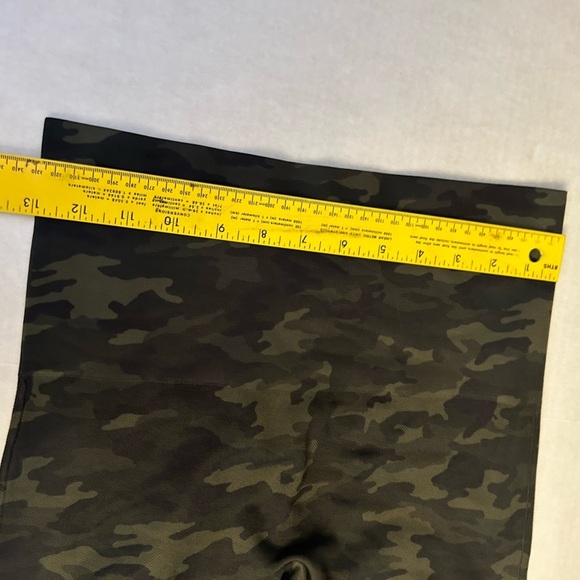 SPANX Green and Black camo Leggings with Form-Fitting Stretch Sz-L. T14 - Picture 10 of 12